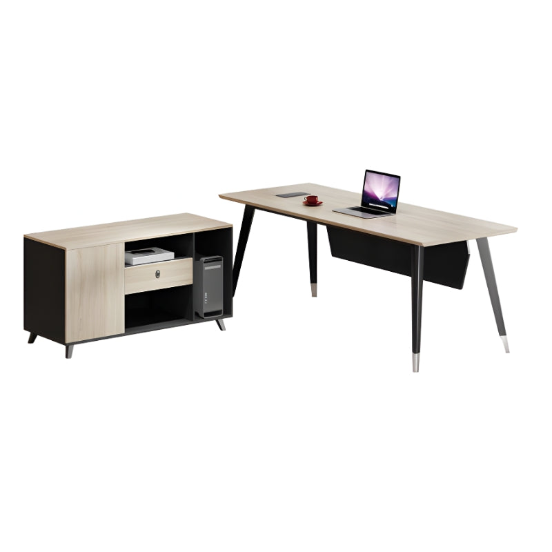 高管型辦公台，溫木色桌面配白色支架，配置側櫃和橙色經理椅，適合專業工作環境 Executive office desk in warm wood tone with white frame, featuring side cabinet and orange executive chair for professional workstations