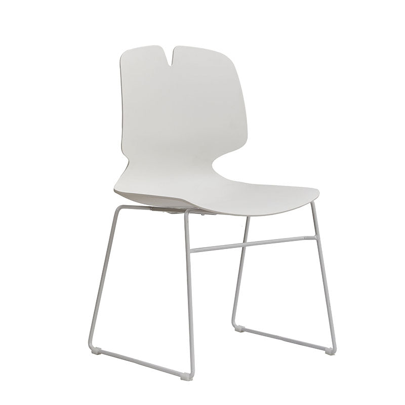 PP椅、聚丙烯椅、時尚餐椅、塑膠椅、北歐簡約、可堆疊、木質椅腿、PP聚丙烯材質、一體成型、輕量化設計、防水易清潔PP chair、polypropylene chair、modern dining chair、plastic chair、Scandinavian、stackable、wood legs，Fashionable PP chairs in assorted colors with wooden legs, showcased in modern environments including bars, cafes, offices, and kitchens, offering versatile and stylish seating options.