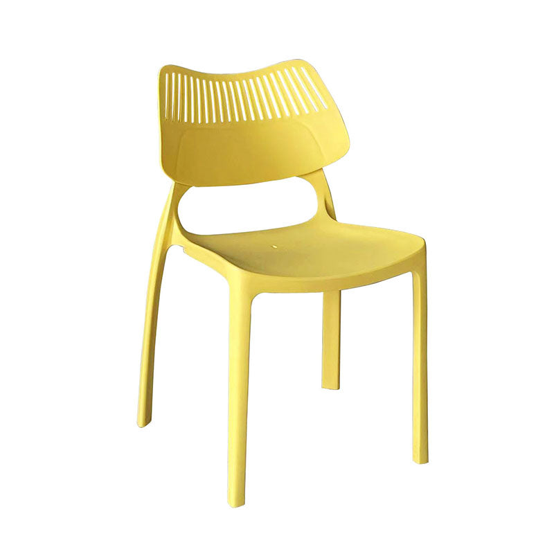 PP椅、聚丙烯椅、時尚餐椅、塑膠椅、北歐簡約、可堆疊、木質椅腿、PP聚丙烯材質、一體成型、輕量化設計、防水易清潔PP chair、polypropylene chair、modern dining chair、plastic chair、Scandinavian、stackable、wood legs，Fashionable PP chairs in assorted colors with wooden legs, showcased in modern environments including bars, cafes, offices, and kitchens, offering versatile and stylish seating options.