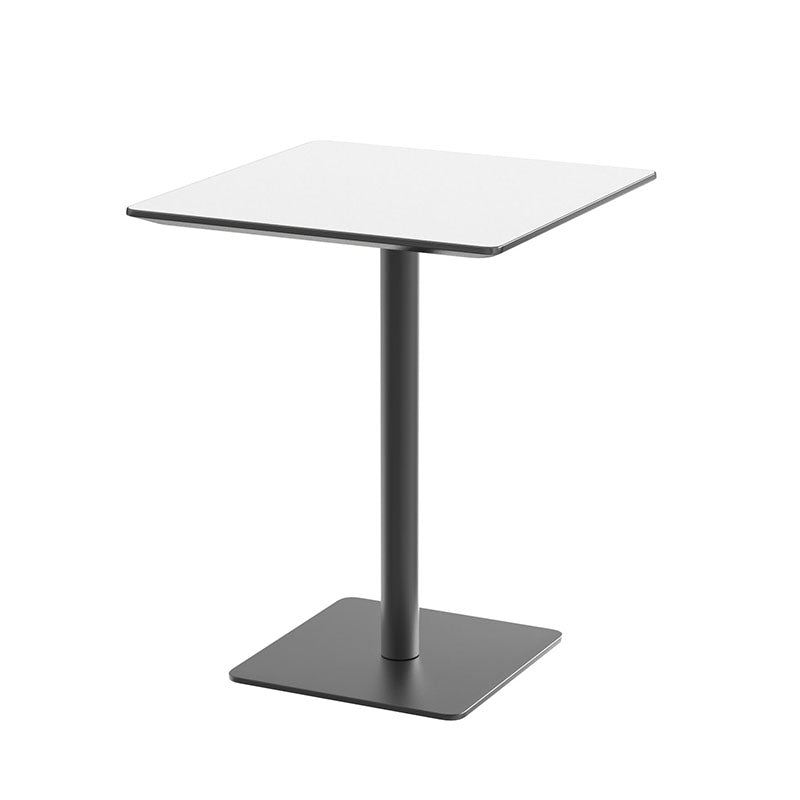 時尚圓形大理石小圓桌搭配兩張皮革餐椅，白色桌面、金色/黑色底座，適合咖啡廳與現代居家使用。Modern round marble bistro table with white top and gold/black pedestal base, paired with two leather dining chairs.