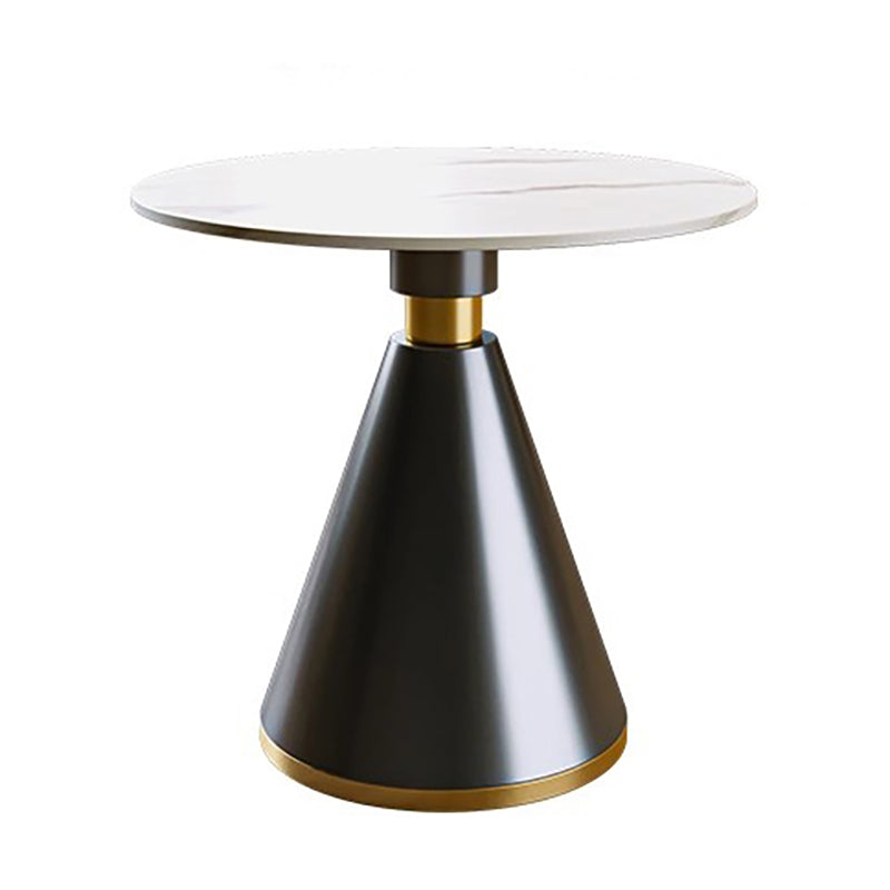 時尚圓形大理石小圓桌搭配兩張皮革餐椅，白色桌面、金色/黑色底座，適合咖啡廳與現代居家使用。Modern round marble bistro table with white top and gold/black pedestal base, paired with two leather dining chairs.