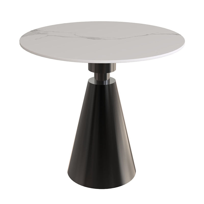 時尚圓形大理石小圓桌搭配兩張皮革餐椅，白色桌面、金色/黑色底座，適合咖啡廳與現代居家使用。Modern round marble bistro table with white top and gold/black pedestal base, paired with two leather dining chairs.