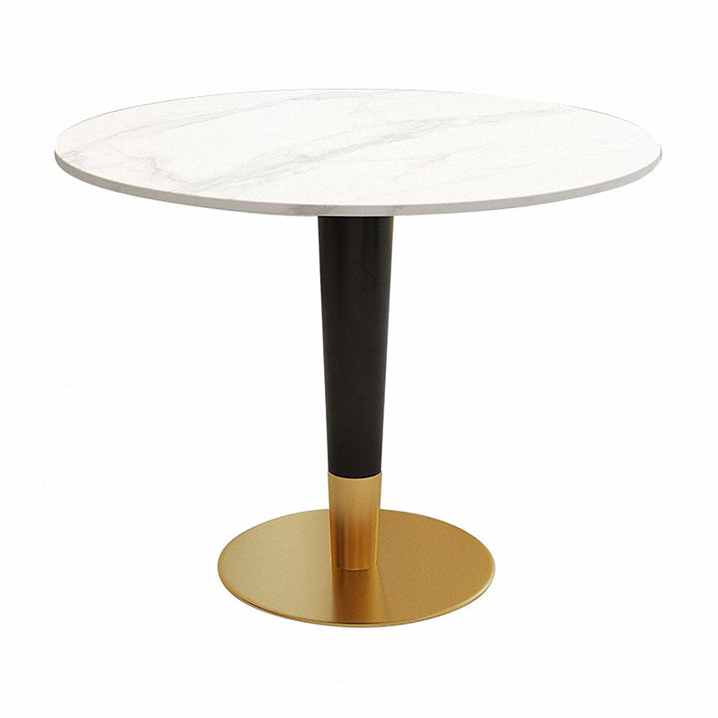 時尚圓形大理石小圓桌搭配兩張皮革餐椅，白色桌面、金色/黑色底座，適合咖啡廳與現代居家使用。Modern round marble bistro table with white top and gold/black pedestal base, paired with two leather dining chairs.