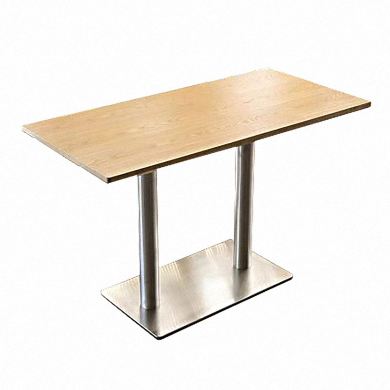 輕奢仿大理石紋餐桌|白色石紋桌面搭配黑色金屬中柱腳，四人位現代餐廳皮質餐椅組合。現代簡約咖啡餐桌|淺木紋桌面白色中柱圓盤底座，搭配曲木靠背椅，休閒咖啡廳雙人座位。Modern cafe table with light wood top and white pedestal base, paired with curved plywood chairs, casual coffee shop seating。Luxury faux marble dining table, white stone-look top with black pedestal base, modern 4-person leather chair dining set