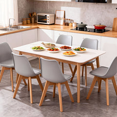 PP椅、聚丙烯椅、時尚餐椅、塑膠椅、北歐簡約、可堆疊、木質椅腿、PP聚丙烯材質、一體成型、輕量化設計、防水易清潔PP chair、polypropylene chair、modern dining chair、plastic chair、Scandinavian、stackable、wood legs，Fashionable PP chairs in assorted colors with wooden legs, showcased in modern environments including bars, cafes, offices, and kitchens, offering versatile and stylish seating options.