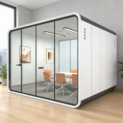 現代靜音辦公艙的多種尺寸展示，包括大型會議艙，和單人電話艙，以渲染圖、線框圖及辦公環境應用呈現，強調隔音與隱私設計。Modern soundproof office pods in various sizes, featuring a large meeting booth，and single-person phone booth, displayed in renders, line drawings, and office settings for acoustic privacy.