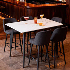 輕奢仿大理石紋餐桌|白色石紋桌面搭配黑色金屬中柱腳，四人位現代餐廳皮質餐椅組合。現代簡約咖啡餐桌|淺木紋桌面白色中柱圓盤底座，搭配曲木靠背椅，休閒咖啡廳雙人座位。Modern cafe table with light wood top and white pedestal base, paired with curved plywood chairs, casual coffee shop seating。Luxury faux marble dining table, white stone-look top with black pedestal base, modern 4-person leather chair dining set