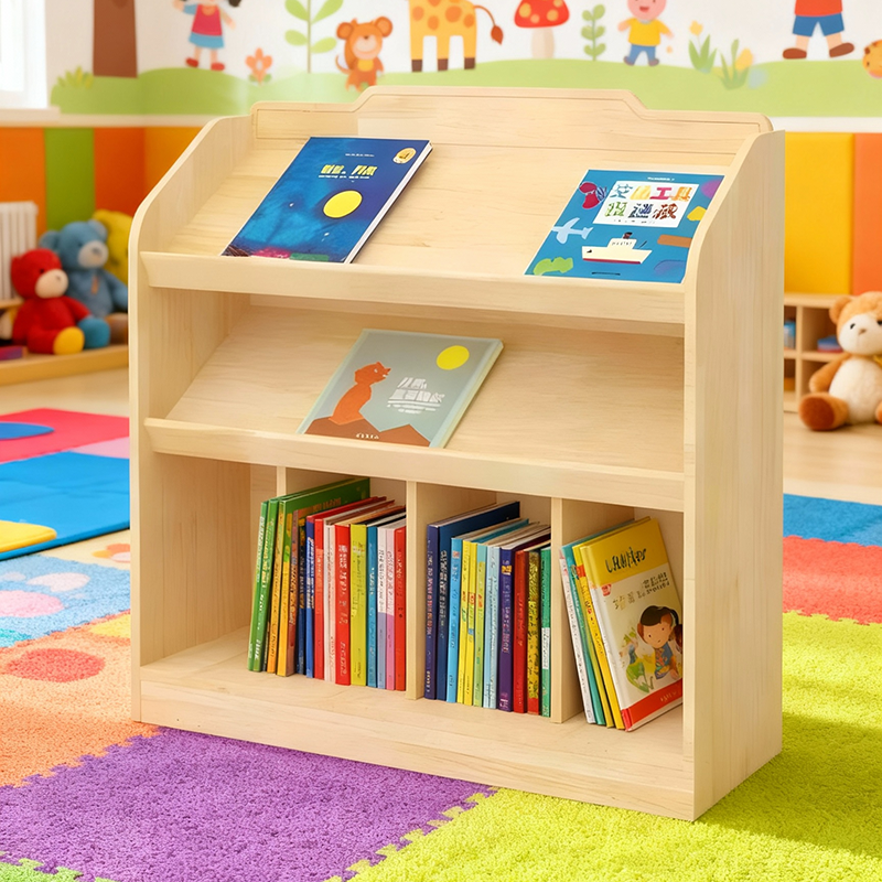 實木移動式書櫃，雙側護欄設計，多層開放架搭配滾輪，可存放圖書和教材，環保天然木材適合幼兒園和家庭。Mobile wooden bookshelf with double side rails and multi-tier open shelving on casters, stores books and educational materials, eco-friendly natural wood for classrooms and homes.