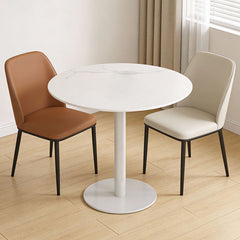 時尚圓形大理石小圓桌搭配兩張皮革餐椅，白色桌面、金色/黑色底座，適合咖啡廳與現代居家使用。
英文：Modern round marble bistro table with white top and gold/black pedestal base, paired with two leather dining chairs.
