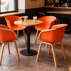 PP椅、聚丙烯椅、時尚餐椅、塑膠椅、北歐簡約、可堆疊、木質椅腿、PP聚丙烯材質、一體成型、輕量化設計、防水易清潔PP chair、polypropylene chair、modern dining chair、plastic chair、Scandinavian、stackable、wood legs，Fashionable PP chairs in assorted colors with wooden legs, showcased in modern environments including bars, cafes, offices, and kitchens, offering versatile and stylish seating options.