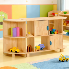 橡膠木兒童收納櫃組合，模塊化設計搭配多層書架、儲物門櫃，天然環保木質材料，適合幼兒園和家庭收納。Eco-friendly rubber wood kids' storage cabinet system featuring modular design with adjustable shelves and wooden storage doors, perfect for playrooms.