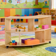 橡膠木兒童收納櫃組合，模塊化設計搭配多層書架、儲物門櫃，天然環保木質材料，適合幼兒園和家庭收納。Eco-friendly rubber wood kids' storage cabinet system featuring modular design with adjustable shelves and wooden storage doors, perfect for playrooms.